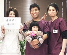 香川県高松市で慢性的な腰痛・肩こりを根本改善するなつめ鍼灸整骨院の小さいお子様とママさんとスタッフ集合写真