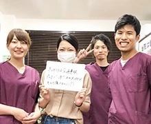香川県高松市で慢性的な腰痛・肩こりを根本改善するなつめ鍼灸整骨院の患者様と集合写真