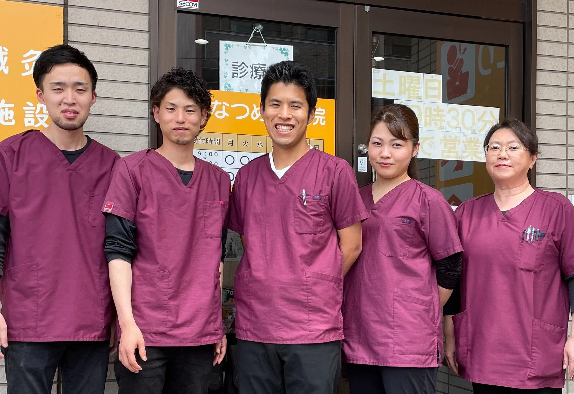 香川県高松市で慢性的な腰痛・肩こりを根本改善するなつめ鍼灸整骨院の5人での集合写真