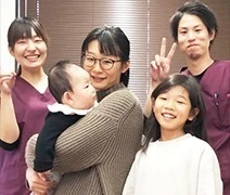 香川県高松市で慢性的な腰痛・肩こりを根本改善するなつめ鍼灸整骨院のお子さん2名とママさんとスタッフ集合写真