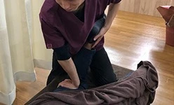香川県高松市で慢性的な腰痛・肩こりを根本改善するなつめ鍼灸整骨院の施術風景